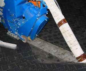 La rettifica delle pavimentazioni: l'asportazione di bitume dai cubetti in porfido